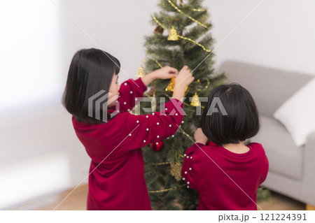 姉妹で楽しむクリスマスツリーの飾りつけ 121224391