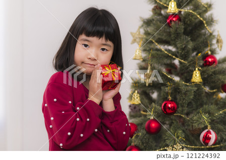 クリスマスの準備に夢中な女の子 クリスマスの準備に夢中な女の子 121224392