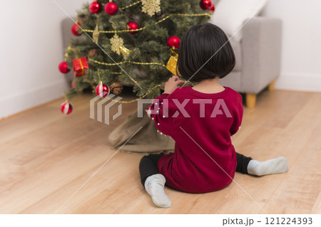 クリスマスツリーを飾りつける女の子 クリスマスツリーを飾りつける女の子 121224393