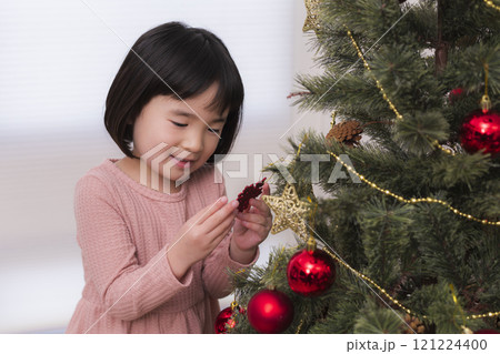 クリスマスツリーを飾りつける女の子 クリスマスツリーを飾りつける女の子 121224400