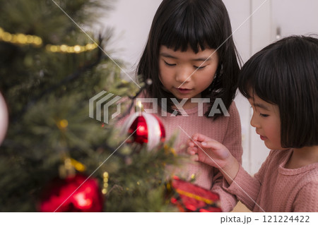 姉妹で楽しむクリスマスツリーの飾りつけ 姉妹で楽しむクリスマスツリーの飾りつけ 121224422