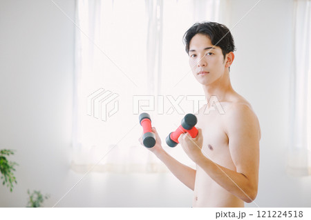 ダンベルでトレーニングをする男性 121224518