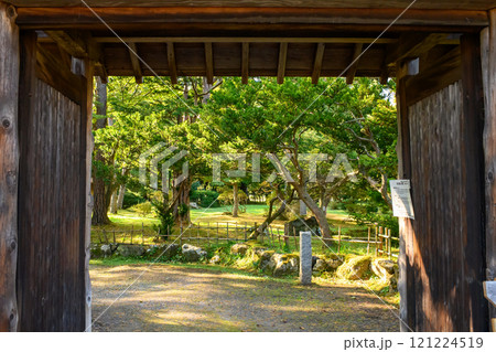 午後の日差し差し込む庭園　国指定名勝鳥潟会館　秋田県大館市 121224519