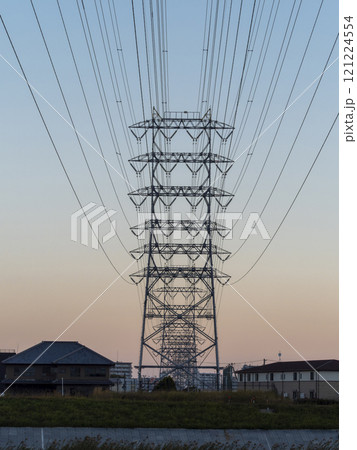 真正面から見上げた送電鉄塔 121224554