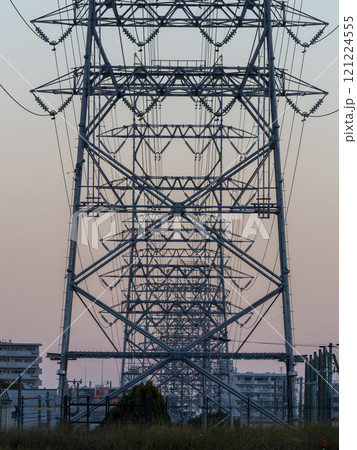 真正面から見上げた送電鉄塔 121224555