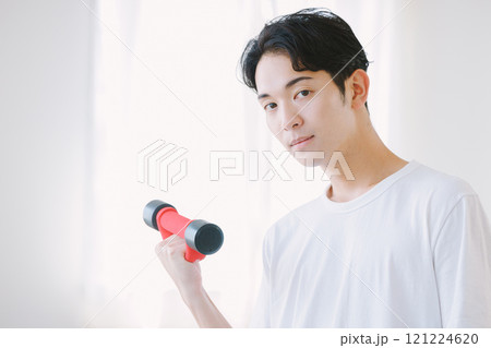自宅でダンベルを持つ男性 121224620