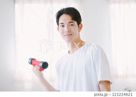 自宅でダンベルを持つ男性 121224621
