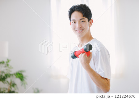自宅でダンベルを持つ男性 121224670