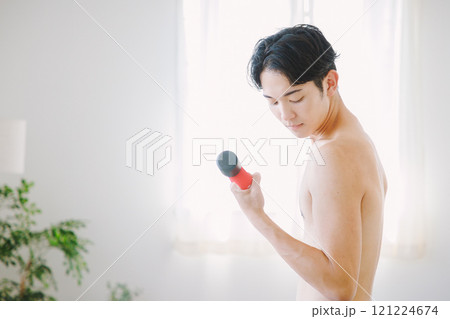 ダンベルでトレーニングをする男性 121224674