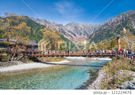 「長野県」秋空と上高地の風景　初秋 121224678