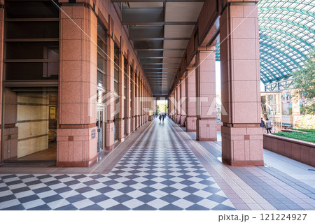 【東京都】恵比寿ガーデンプレイスのアートな通路 121224927