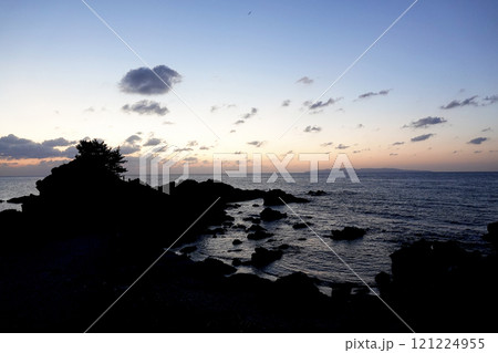 笹川流れの夕景 遠く水平線に粟島が浮かぶ 笹川流れの夕景 遠く水平線に粟島が浮かぶ 121224955