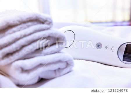タオルと光脱毛器 121224978