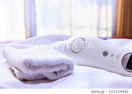 タオルと光脱毛器 121224981