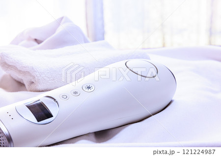 タオルと光脱毛器 121224987