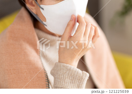 冬の部屋でマスクをしたミドル〜シニア女性 冬の部屋でマスクをしたミドル〜シニア女性 121225039