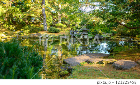 午後の光差し込む庭園　国指定名勝鳥潟会館　秋田県大館市 121225458