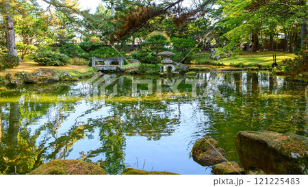 午後の光差し込む庭園 国指定名勝鳥潟会館 秋田県大館市 午後の光差し込む庭園 国指定名勝鳥潟会館 秋田県大館市 121225483