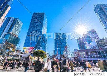 日本の東京都市景観 年の瀬の慌ただしさ…大混雑する渋谷スクランブル交差点…新時代に希望の光…＝17日 121225526