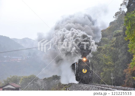 SLやまぐち号　JR山口線　津和野を出発　雨中の驀進 121225533