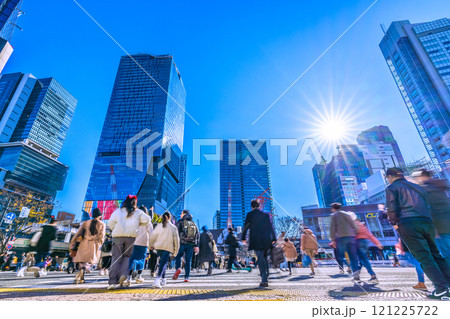 日本の東京都市景観 年の瀬の慌ただしさ…大混雑する渋谷スクランブル交差点…明日へ…希望の光…＝17日 121225722