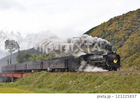 SLやまぐち号 JR山口線 門峡駅を出発 SLやまぐち号 JR山口線 門峡駅を出発 121225837