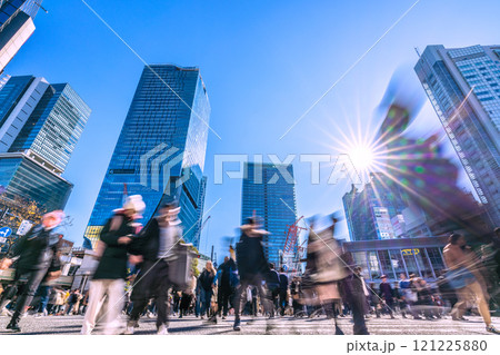 日本の東京都市景観 年の瀬の慌ただしさ…大混雑する渋谷スクランブル交差点…新時代に希望の光…=17日 日本の東京都市景観 年の瀬の慌ただしさ…大混雑する渋谷スクランブル交差点…新時代に希望の光…=17日 121225880
