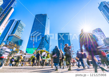 日本の東京都市景観 年の瀬の慌ただしさ…大混雑する渋谷スクランブル交差点…新時代に希望の光…=17日 日本の東京都市景観 年の瀬の慌ただしさ…大混雑する渋谷スクランブル交差点…新時代に希望の光…=17日 121225908