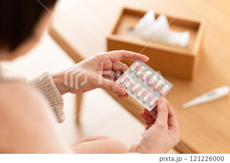 カプセル薬を持つミドル〜シニア女性 121226000