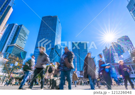 日本の東京都市景観 年の瀬の慌ただしさ…外国人観光客らで賑わう渋谷駅前…希望の光…＝17日 121226048