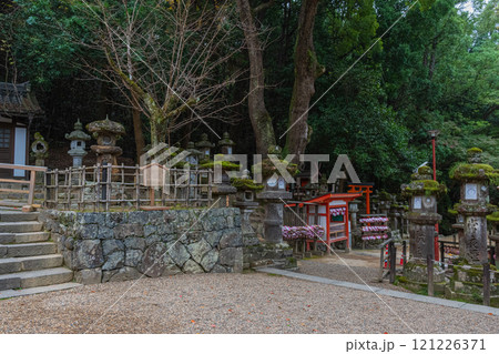 春日大社ーユネスコ世界遺産、壮観2000基を超える石灯篭と1000個の吊り灯篭 121226371