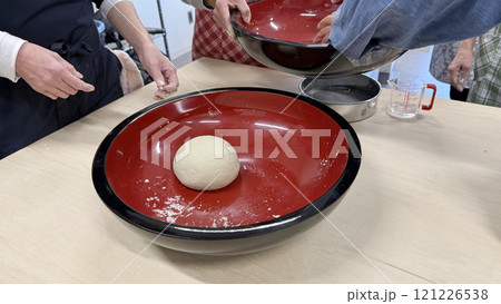 蕎麦打ちボウルで練り玉作り 121226538