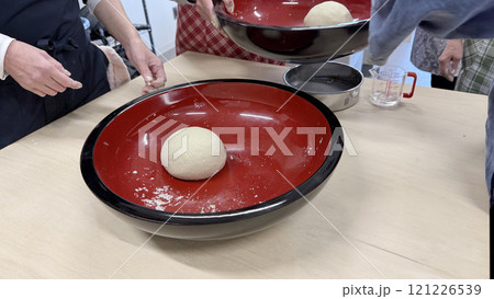 蕎麦打ちボウルで練り玉作り 121226539