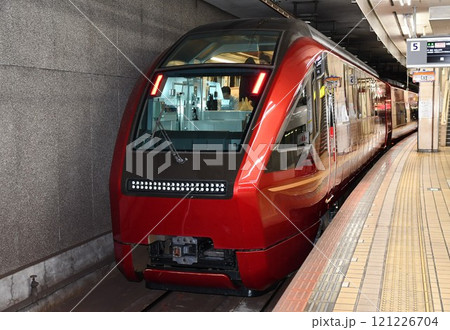 発車を待つ近鉄特急ひのとり 発車を待つ近鉄特急ひのとり 121226704