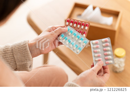 カプセル薬を持つミドル〜シニア女性 カプセル薬を持つミドル〜シニア女性 121226825