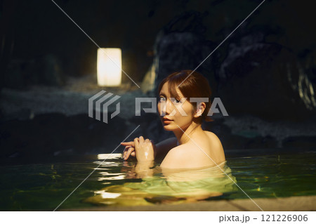 露天風呂に入る若い女性 撮影協力・白玉の湯 泉慶 露天風呂に入る若い女性 撮影協力・白玉の湯 泉慶 121226906