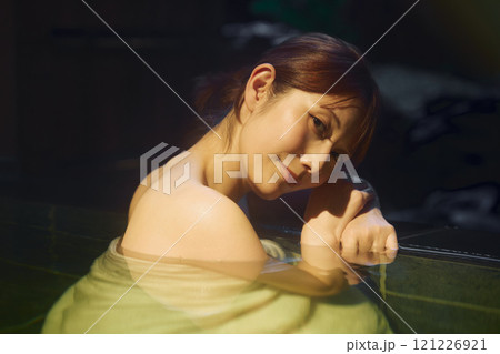 露天風呂に入る若い女性 撮影協力・白玉の湯 泉慶 露天風呂に入る若い女性 撮影協力・白玉の湯 泉慶 121226921