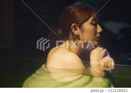 露天風呂に入る若い女性　撮影協力・白玉の湯 泉慶 121226922