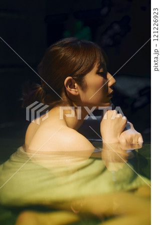 露天風呂に入る若い女性 撮影協力・白玉の湯 泉慶 露天風呂に入る若い女性 撮影協力・白玉の湯 泉慶 121226923