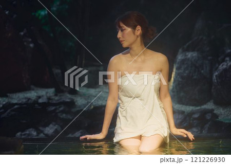 露天風呂に入る若い女性　撮影協力・白玉の湯 泉慶 121226930