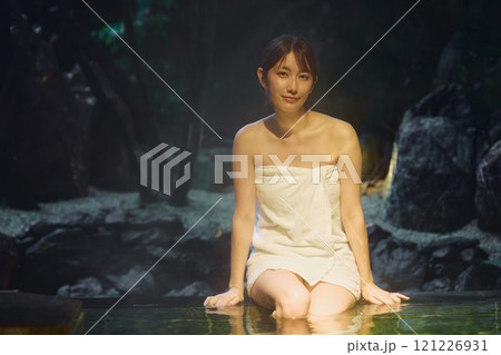 露天風呂に入る若い女性　撮影協力・白玉の湯 泉慶 121226931