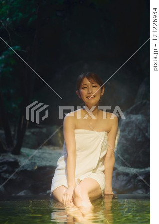 露天風呂に入る若い女性　撮影協力・白玉の湯 泉慶 121226934