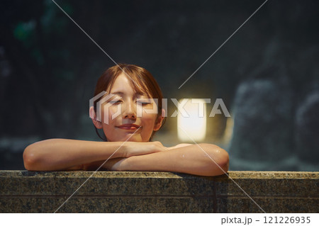 露天風呂に入る若い女性　撮影協力・白玉の湯 泉慶 121226935