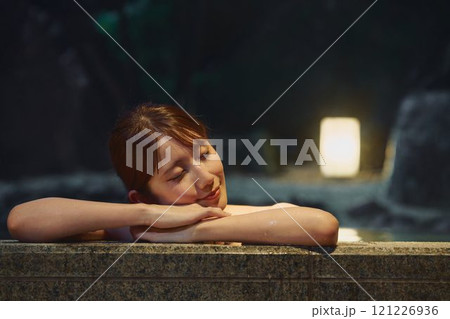 露天風呂に入る若い女性　撮影協力・白玉の湯 泉慶 121226936