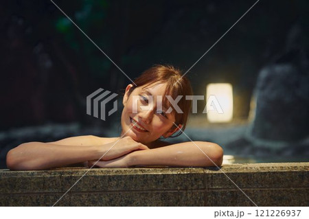 露天風呂に入る若い女性　撮影協力・白玉の湯 泉慶 121226937