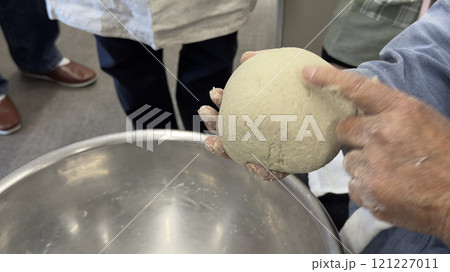 蕎麦打ちボウルで練り玉作り 121227011