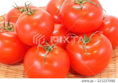中くらいのサイズのトマト　明るい背景　複数 121227098