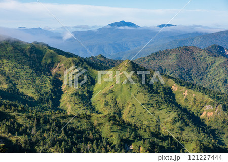 夏の志賀高原の雄大な景色 121227444