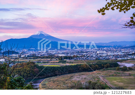 【静岡県】日守山から、夕焼け空が広がった三島方面と富士山 121227683