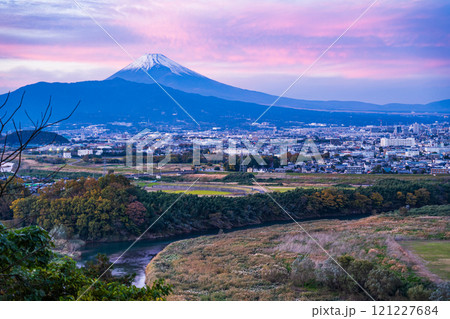 【静岡県】日守山から、夕焼け空が広がった三島方面と富士山 121227684